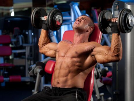 Personal trainer, cronometro e fitness con una donna atleta sollevamento  pesi durante una tavola in palestra per un allenamento. Allenati, allenati  e allenati con un Foto stock - Alamy